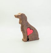 Spaniel med hjärta handgjord träfigurin