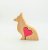 Welsh corgi pembroke med hjärta handgjord träfigurin