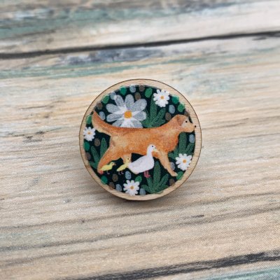Golden retriever brosch av trä Samantha Hall