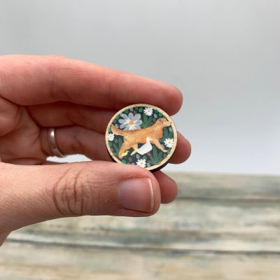 Golden retriever brosch av trä Samantha Hall