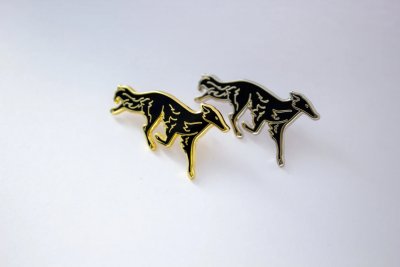 Silken Windhound emaljpin/brosch olika färger K B