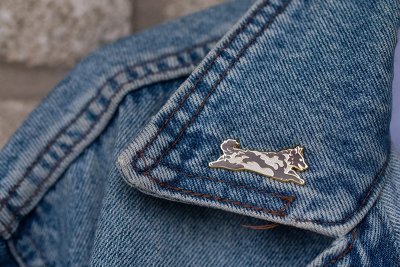 Mudi emaljpin/brosch olika färger K B