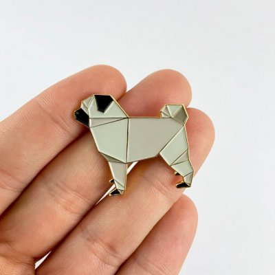 Mops pin av emalj